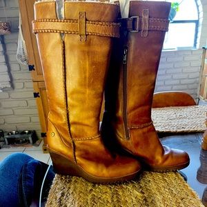 UGG Beautiful authentic wedge Maxine UGG boots perfect for fall!